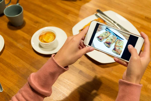 Vrouw die het beeld van het levensmiddel — Stockfoto