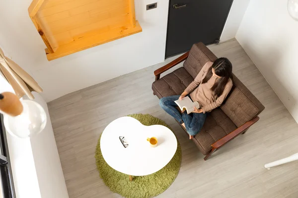 Mujer leyendo libro en casa — Foto de Stock