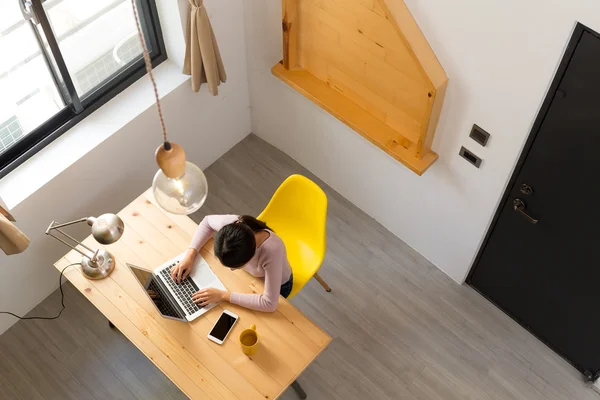 Frau benutzt den Laptop zu Hause — Stockfoto