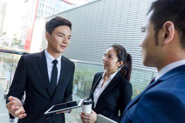 iş adamları proje hakkında tartışmak