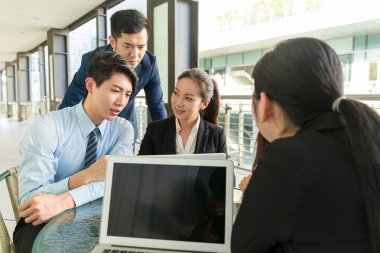 iş adamları proje hakkında tartışmak