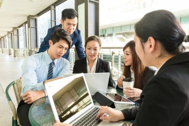 iş adamları proje hakkında tartışmak