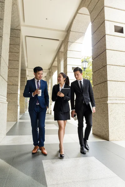 Business människor gå utanför kontoret — Stockfoto