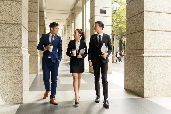 Business people walking outside office — Stock Photo, Image