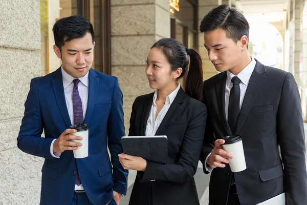 Gente de negocios hablando del proyecto — Foto de Stock