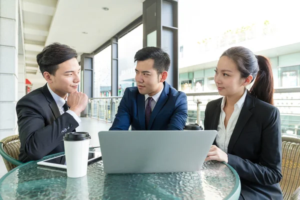 Azjatycki biznes ludzi podczas spotkania na świeżym powietrzu — Zdjęcie stockowe