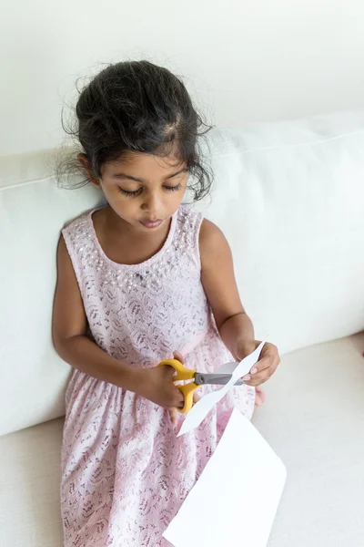 Bambina che taglia la carta con la forbice — Foto Stock