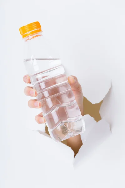 Mano femminile con bottiglia d'acqua — Foto Stock