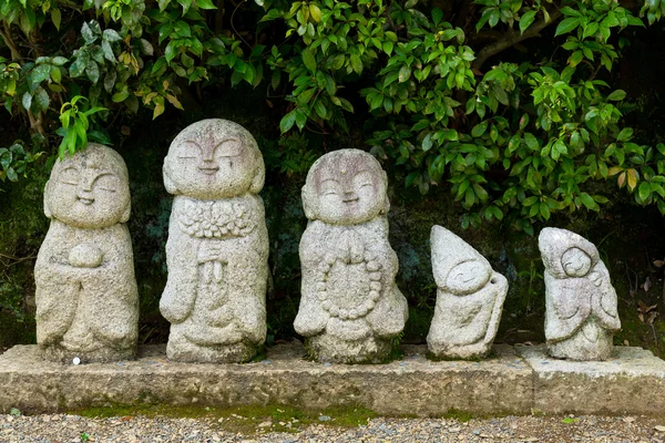 Statues dans le temple japonais — Photo