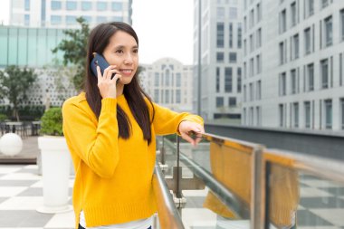 Asyalı kadın konuşmak cep telefonu için