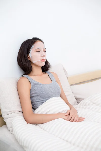 Mujer haciendo papel máscara facial — Foto de Stock