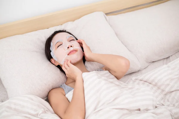 Woman doing paper facial mask — Stock Photo, Image
