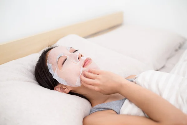 Wanita yang melakukan masker wajah kertas — Stok Foto