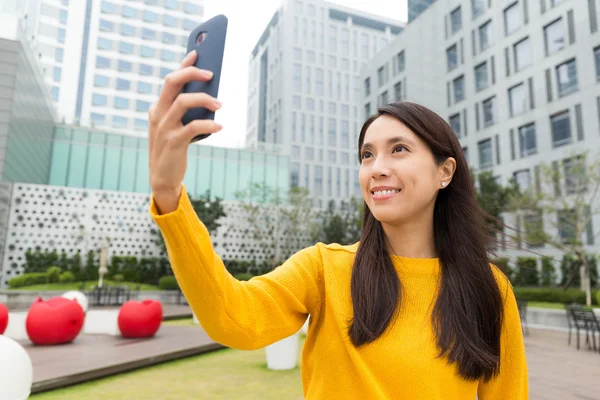 Femme prendre selfie par téléphone mobile — Photo