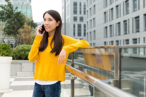 Asiatisk kvinna prata med mobiltelefon — Stockfoto