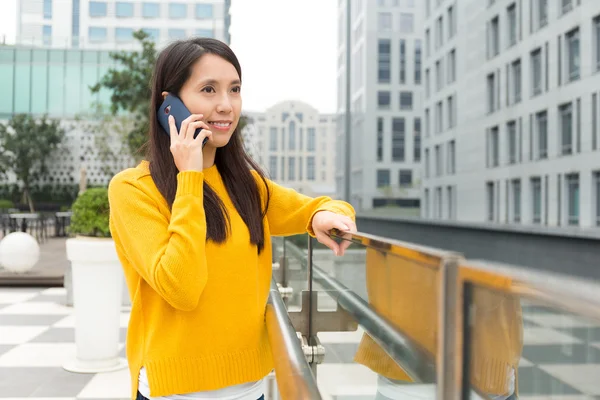 Asiatico donna parlare a cellulare — Foto Stock