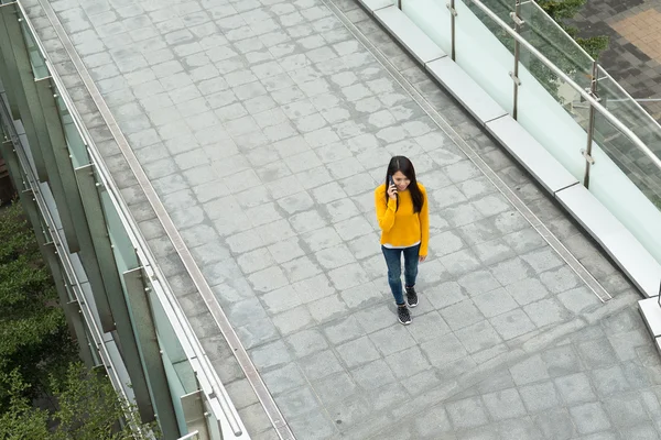 Asiatique femme parler à cellulaire à l'extérieur — Photo