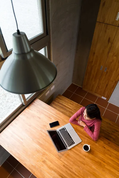 Vrouw met behulp van zakboekje computer thuis — Stockfoto