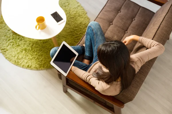 Femme utilisant une tablette numérique PC à la maison — Photo