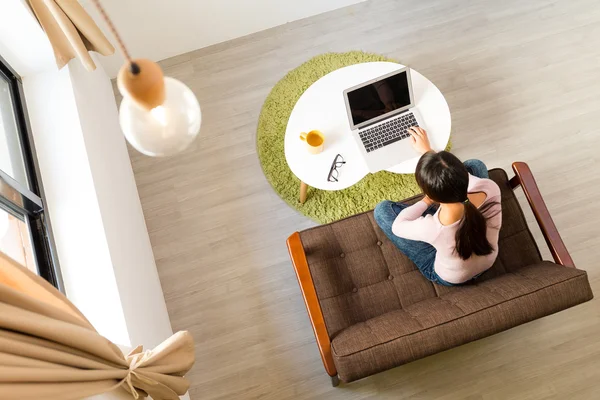 Donna che utilizza il computer portatile a casa — Foto Stock