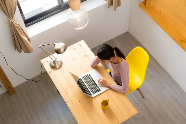 Vrouw met behulp van zakboekje computer thuis — Stockfoto