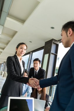 İş Adamları Tokalaşıyor