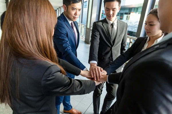 Gente de negocios uniendo sus manos — Foto de Stock