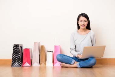 online alışveriş için dizüstü bilgisayar kullanan kadın