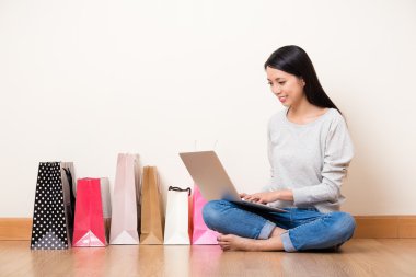 online alışveriş için dizüstü bilgisayar kullanan kadın