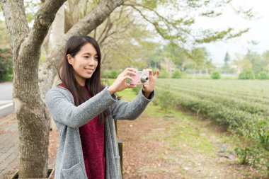 kamera çekimi fotoğraf için kullanan kadın