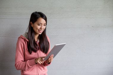 Asyalı genç kadın Tablet PC'yi kullanma