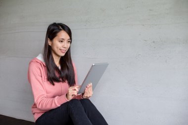 Evde tablet kullanan kadın