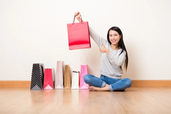 Donna con borse della spesa mostrando pollice in su — Foto Stock