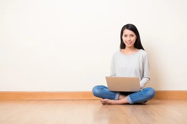 Mujer trabajando en casa con ordenador portátil — Foto de Stock