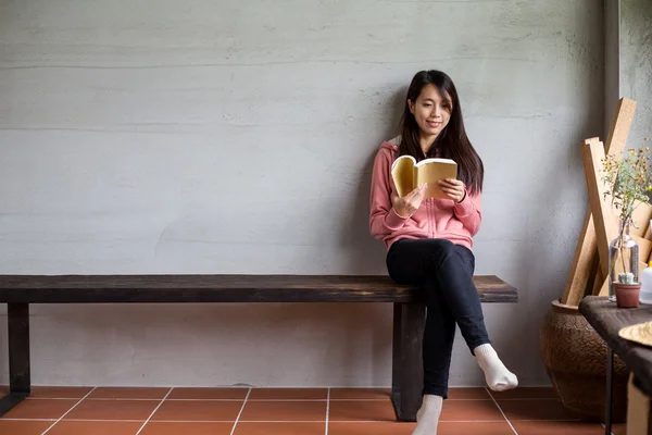 Femme lecture livre à la maison — Photo