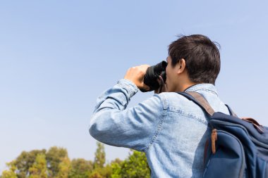 Yine de dürbün izleyen adamım