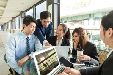 Proje planlama tartışırken iş adamları