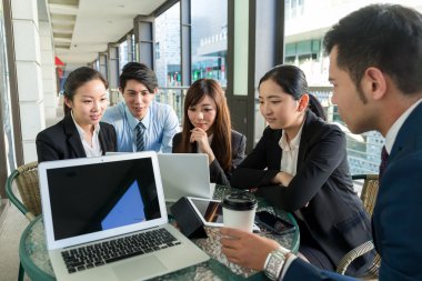 Proje planlama tartışırken iş adamları