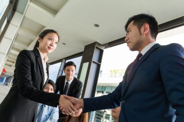 İş Adamları Tokalaşıyor