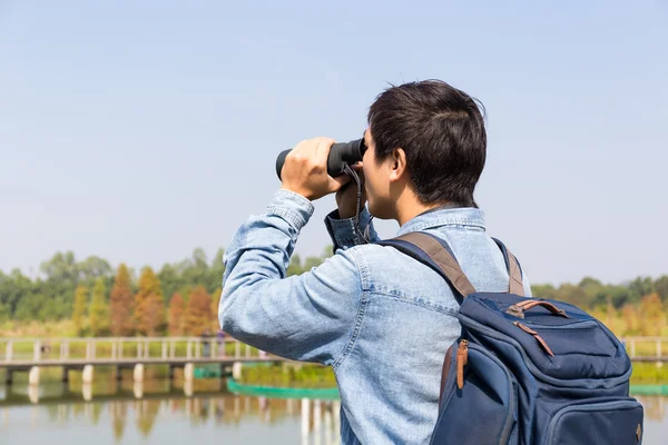 Homem usando binóculos para observação de aves — Fotografia de Stock