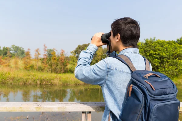 Man watching though binoculars — Stock Photo, Image