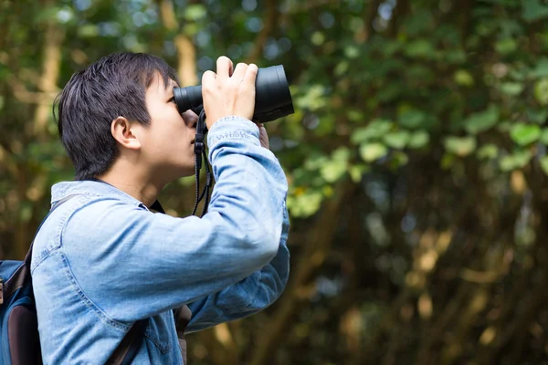 Man titta på om kikare — Stockfoto