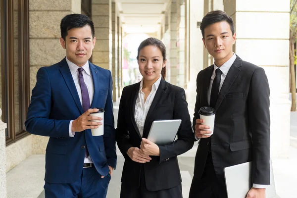 Asiatiques gens d'affaires à l'extérieur — Photo