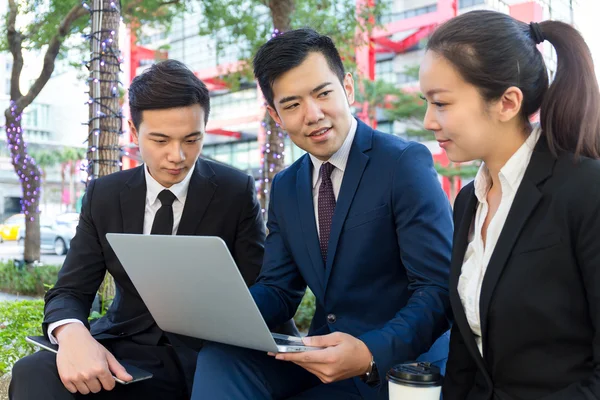 Mensen uit het bedrijfsleven iets over laptop — Stockfoto