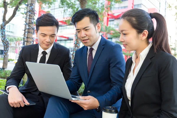 Mensen uit het bedrijfsleven iets over laptop — Stockfoto