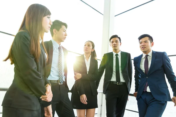 Asiático negocio compañero de equipo de pie en oficina —  Fotos de Stock