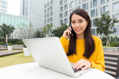 dizüstü bilgisayar ve cep telefonu kadın ile