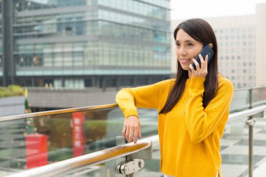 Kadın cep telefonu için açık konuşmak