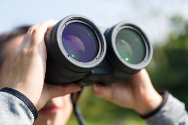 açık havada, dürbün ile arayan kadın