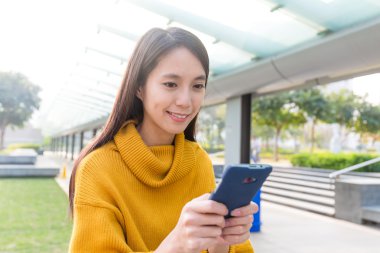 Cep telefonu kullanan Asyalı kadın.